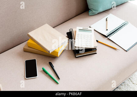 Close-up shot de fournitures scolaires sur la table à la maison Banque D'Images