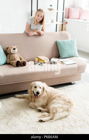 Happy teen girl passer du temps à la maison avec son chien Banque D'Images