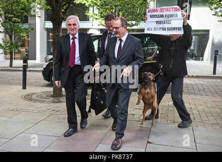 Shadow Chancellor John McDonnell (à gauche) rencontre un militant anti-nucléaire et son chien comme il arrive de parler au TUC Congrès à Manchester. Banque D'Images