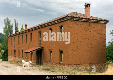 Ancien bâtiment restauré, faite de briques de boue, le 25 septembre 2017 au village abandonné de Mileones dans le domaine de lacs de Prespes en Grèce Banque D'Images