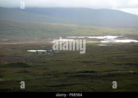 Corrour Gare sur Rannoch Moor et Loch na de Sgeallaig les pentes de la montagne Corbett Leum Uilleim écossais dans les Highlands écossais, Banque D'Images