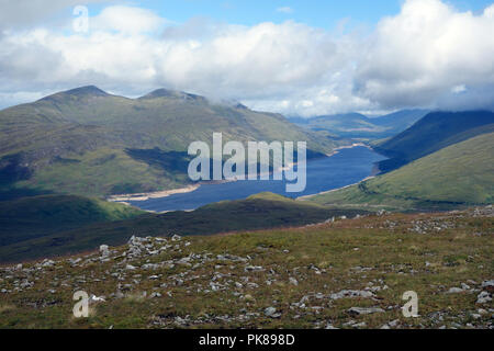 La montagne Stob écossais Munros Coire Easain & Stob une corvée Mheadhoin Loch Treig ci-dessus de Tom un Eoin sur la Corbett Leum Uilleim, Ecosse, Royaume-Uni. Banque D'Images