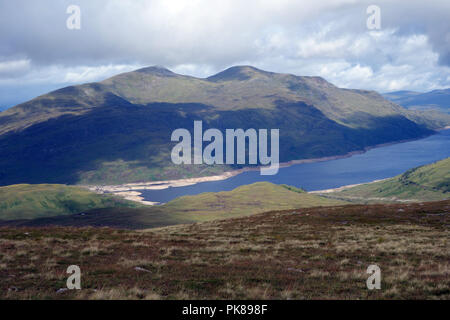 La montagne Stob écossais Munros Coire Easain & Stob une corvée Mheadhoin Loch Treig ci-dessus de Tom un Eoin sur la Corbett Leum Uilleim, Ecosse, Royaume-Uni. Banque D'Images