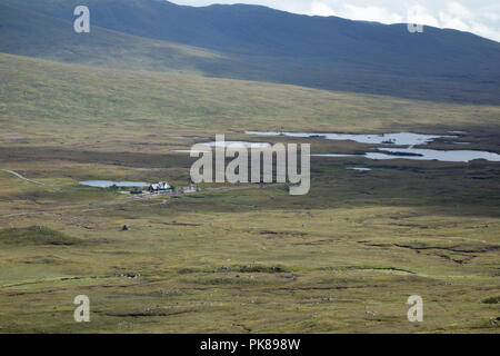 Corrour Gare sur Rannoch Moor et Loch na de Sgeallaig les pentes de la montagne Corbett Leum Uilleim écossais dans les Highlands écossais, Banque D'Images