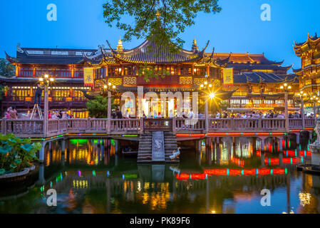 Vue de nuit sur le jardin Yu Yuan à Shanghai, Chine Banque D'Images