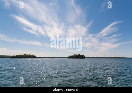 Lac Manitou sur paysage de Cirrus cirrus jour ensoleillé sur l'Île Manitoulin Banque D'Images