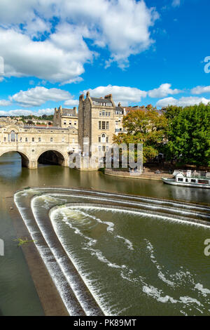 Angleterre Somerset Bath 07 septembre 2018 Pulteney Bridge, et Pulteney Weir, de l'autre côté de la rivière Avon Banque D'Images