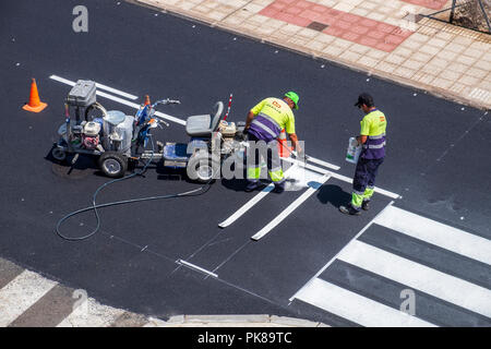 Nouvelle Peinture marquage routier sur une route nouvellement refait surface Banque D'Images