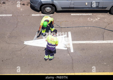 Nouvelle Peinture marquage routier sur une route nouvellement refait surface Banque D'Images