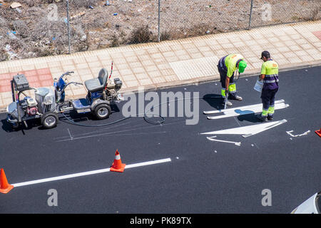 Nouvelle Peinture marquage routier sur une route nouvellement refait surface Banque D'Images