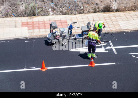 Nouvelle Peinture marquage routier sur une route nouvellement refait surface Banque D'Images