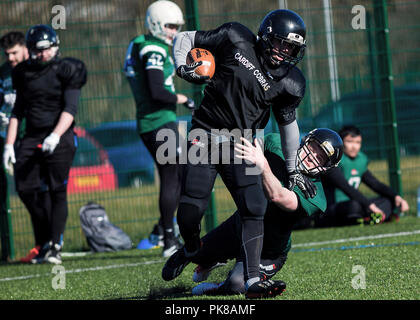 Guerriers de Cardiff train à Pontyclun à venir de la saison de football, le 25 mai 2018. James Thomas élude un potentiel s'attaquer tout en gardant la main sur la Banque D'Images