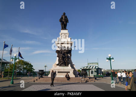 Un touriste prend une photo de la statue de Samuel de Champlain sur la terrasse Dufferin, Québec, Canada Banque D'Images