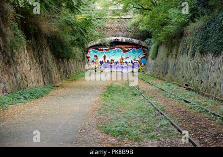 Fermé tunnel de la petite ceinture à Potern des Peupliers, 13ème arrondissement, Paris 2016 Banque D'Images