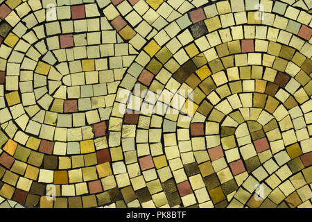 Smal d'or sur la mosaïque de bord à l'extérieur de la cathédrale navale de Cronstadt à Cronstadt, près de Saint-Pétersbourg, en Russie. Banque D'Images