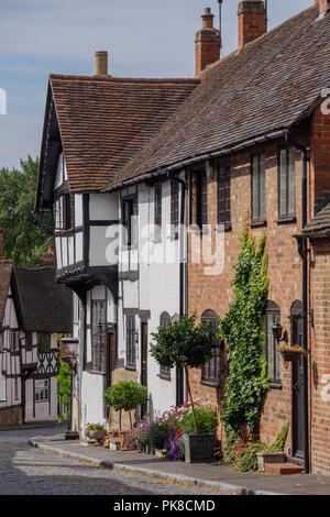 Rue Pavée avec des maisons à colombages dans la rue Mill Warwick Warwickshire West Midlands, Angleterre Banque D'Images