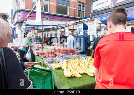 Étal de fruits au marché de Stockton. High street, Stockton on Tees, Angleterre du Nord-Est, Royaume-Uni Banque D'Images