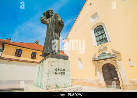 Monument de l'évêque croate médiévale Grgur Ninski à Varazdin, Croatie. Sculpture réalisée en 1931 par le sculpteur Ivan Mestrovic Banque D'Images