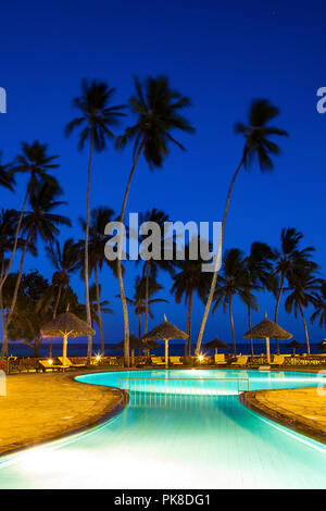 - GALU KINONDO BEACH, KENYA - février 26, 2018 : Neptune Paradise Beach Resort & Spa Hôtel voir dans la nuit. Hôtel de luxe et magnifique plage Banque D'Images