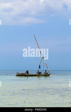 - GALU KINONDO, KENYA - Le 26 janvier 2018:bateau de pêche traditionnelle africaine , fait de manguier, dans un Galu beach, Kenya Banque D'Images