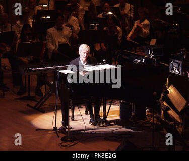 Burt Bacharach se produit avec l'Orchestre symphonique d'Atlanta au Symphony Hall à Atlanta, Géorgie le 17 mai 2002. Crédit : Chris McKay / MediaPunch Banque D'Images