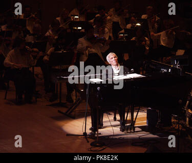 Burt Bacharach se produit avec l'Orchestre symphonique d'Atlanta au Symphony Hall à Atlanta, Géorgie le 17 mai 2002. Crédit : Chris McKay / MediaPunch Banque D'Images