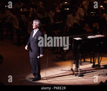 Burt Bacharach se produit avec l'Orchestre symphonique d'Atlanta au Symphony Hall à Atlanta, Géorgie le 17 mai 2002. Crédit : Chris McKay / MediaPunch Banque D'Images