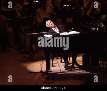 Burt Bacharach se produit avec l'Orchestre symphonique d'Atlanta au Symphony Hall à Atlanta, Géorgie le 17 mai 2002. Crédit : Chris McKay / MediaPunch Banque D'Images