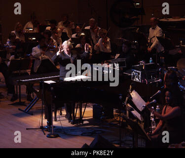 Burt Bacharach se produit avec l'Orchestre symphonique d'Atlanta au Symphony Hall à Atlanta, Géorgie le 17 mai 2002. Crédit : Chris McKay / MediaPunch Banque D'Images