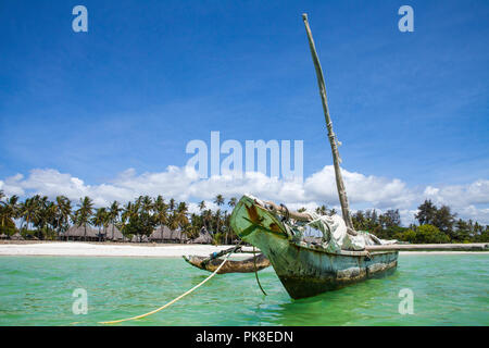 Bateau traditionnel, fait de manguier, en Galu Kinondo beach, Kenya - Banque D'Images