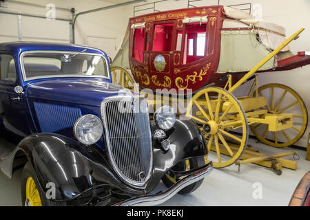 Torrington, Wyoming - un Roadster Ford 1934 et un stage coach sur l'affichage à l'Homesteaders Museum. Le musée contient des artefacts et de l'information abou Banque D'Images