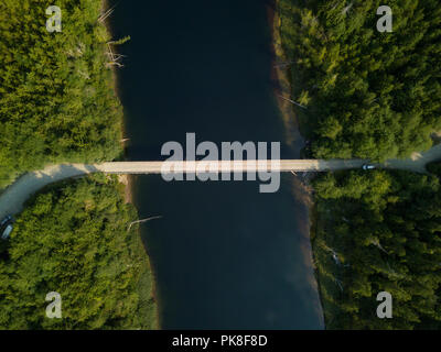 Vue aérienne d'un pont sur une rivière près de Kennedy Lake au cours d'une journée d'été. Pris près de Tofino et Ucluelet, île de Vancouver, BC, Canada. Banque D'Images