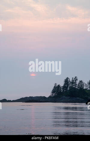 Vue sur l'océan à la plage de rochers lors d'un coucher de soleil d'été dynamique. Pris sur terrasse Beach, Ucluelet, île de Vancouver, BC, Canada. Banque D'Images