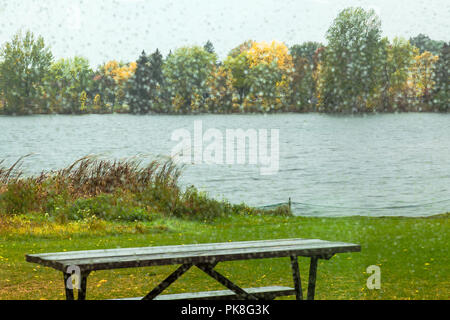 Scènes d'automne autour du lac Boivin (lac) Québec, Canada. Un jour de pluie, à travers la fenêtre. Banque D'Images