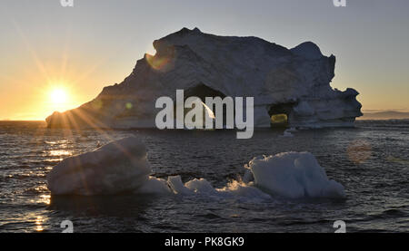 Iceberg au coucher du soleil. La nature et les paysages du Groenland. La baie de Disko. L'ouest du Groenland. Banque D'Images