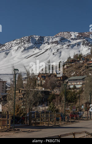 Certaines maisons dans la montagne et route principale dans la région de Farellones Village, bel endroit situé dans les montagnes des Andes seulement à 40 minutes de Santiago, Chili Banque D'Images