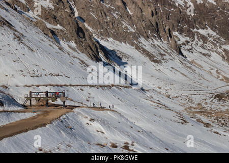 Vue sur le téléski de Farellones Parc avec certaines personnes. Ce parc est situé au Chili dans les montagnes des Andes si près de la capitale, Santiago. Banque D'Images