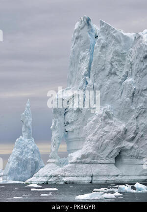 Iceberg flottant dans l'eau au large de la côte du Groenland. La nature et les paysages du Groenland. Banque D'Images