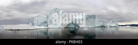 Iceberg flottant dans l'eau au large de la côte du Groenland. La nature et les paysages du Groenland. Banque D'Images