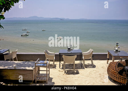 Balcon avec vue sur la mer. Balcon donnant sur l'océan au restaurant Sky Gallery, Pattaya, Thaïlande, Asie du Sud-est Banque D'Images