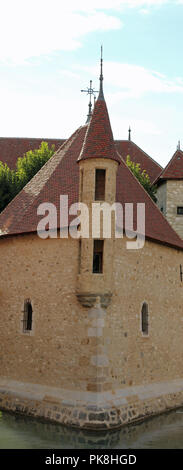 Ancien palais dans la ville d'Annecy et la rivière en France Banque D'Images