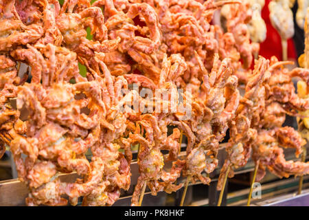 Les crabes à carapace molle frit sur stick, la vente au marché de la rue musulmane chinoise de Xi'an, Chine Banque D'Images