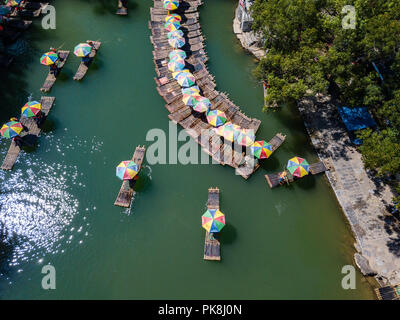 Vue aérienne d'une belle journée à Yangshuo Lijiang River où de nombreux touristes viennent pour le paysage idyllique. Banque D'Images