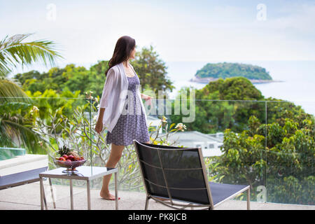 Happy young woman relaxing on balcon Banque D'Images