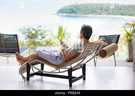 Happy senior man relaxing on balcon Banque D'Images