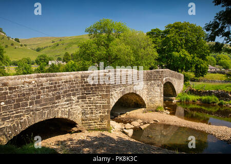 UK, Yorkshire, Wharfedale, Buckden, vieux pont en pierre 'Election' sur la rivière Wharfe Banque D'Images