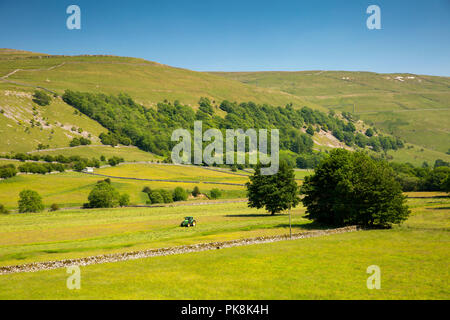 UK, Yorkshire, Wharfedale, Hubberholme, agriculture, agriculteur de la tonte hay meadow au soleil de l'été Banque D'Images