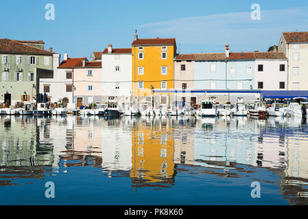 Bateaux de pêche en face de façades colorées dans le soleil du matin dans le port de l'île de Cres, Cres, la baie de Kvarner, Croatie Banque D'Images