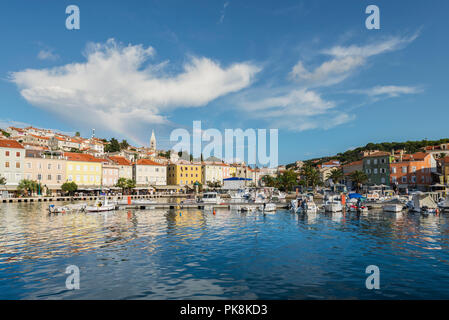 Cloud avec arc-en-ciel sur le port de Mali Lošinj dans la lumière du soir d'or, l'île de Lošinj, la baie de Kvarner, Croatie Banque D'Images