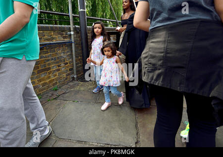 Deux jeunes sœurs dans Camden Lock, Londres, Angleterre, Royaume-Uni. Banque D'Images